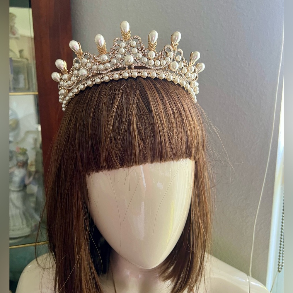 Luxurious Gold and Pearl Tiara